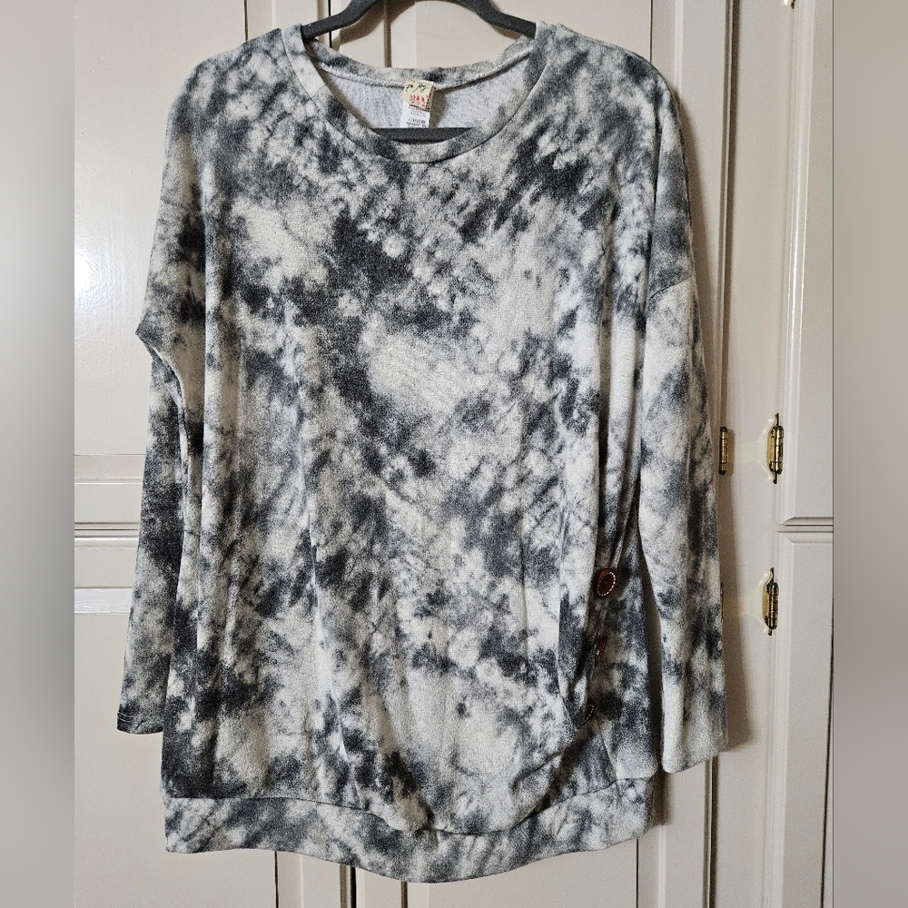 7th Ray Black and White Tie-Dye Sweatshirt